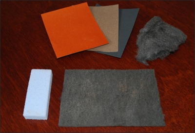 K�l�nf�le csiszol�anyagok: mesters�ges csiszol�nemez, horzsak�, k�l�nf�le csiszol�pap�rok, ac�lgyapot.