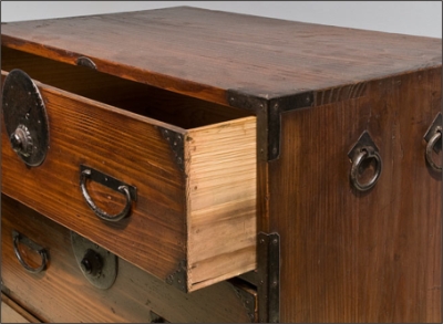 Fi�kos kelengyeszekr�ny (iso tansu) r�szlete.