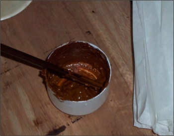 A ragaszt� rizsb�l �s lakkb�l: nori-urusi.