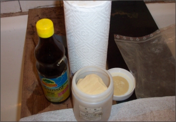 Anyagok a finomcsiszol�shoz: olaj �s agyagpor.