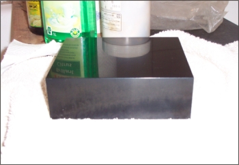 A t�rgy finomcsiszol�s ut�n, lakkal val� bed�rzs�l�s el�tt.