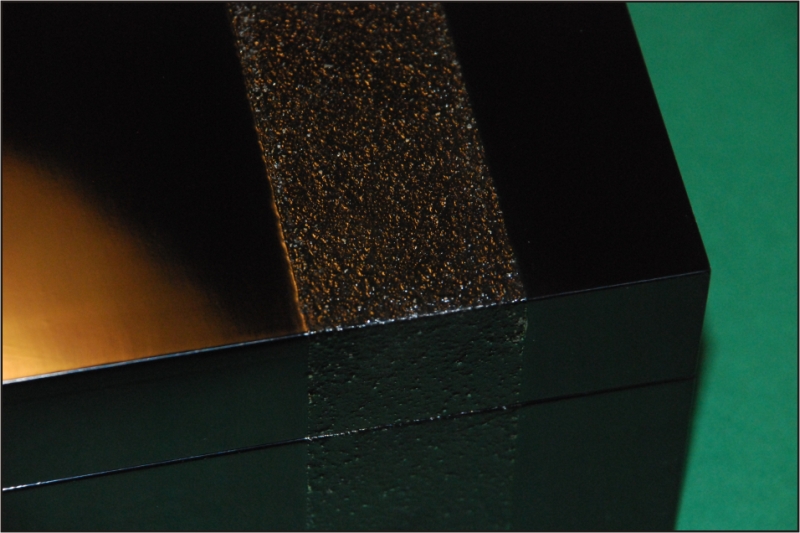 Csiszolt lakk doboz r�szlete.