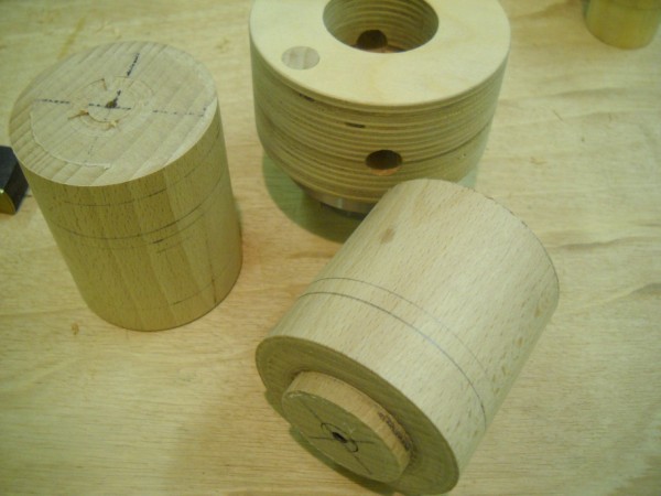 A munkadarab a befog�st szolg�l� eszterg�lt csapokkal, �s a befog�s�hoz haszn�lt be�t�tokm�ny.