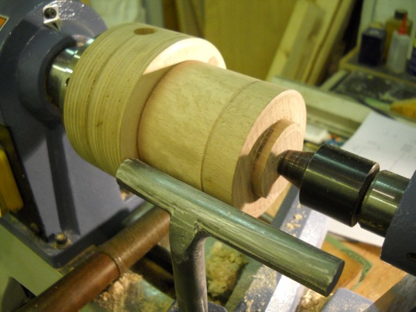 A t�gely k�lsej�nek hengeresre eszterg�l�sa.