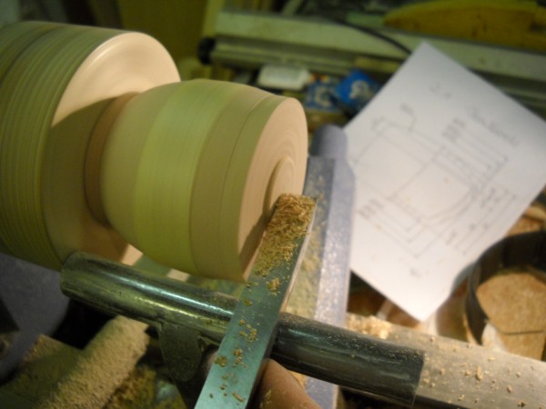 A fed�l domborulat�nak eszterg�l�sa.