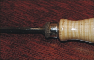 B�r al�t�t a gy�m �s a ny�l k�z�tt.